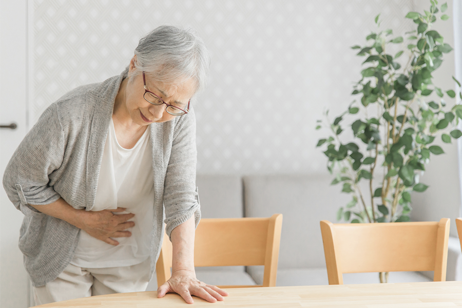 腹痛に苦しむシニア