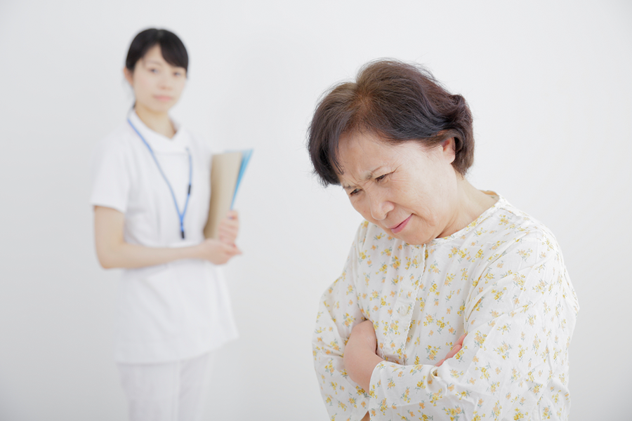 考えるシニア女性