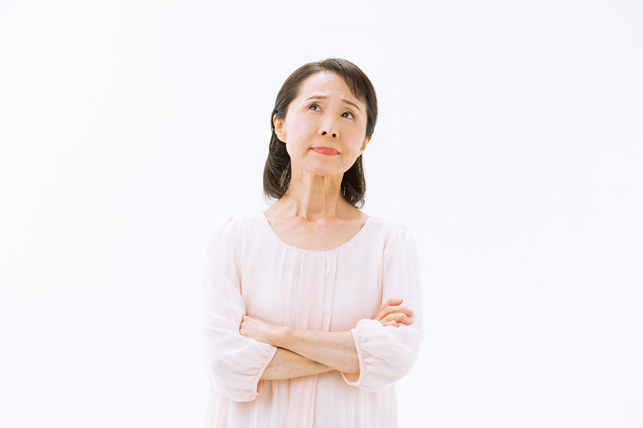 デメリットについて考えるシニア女性